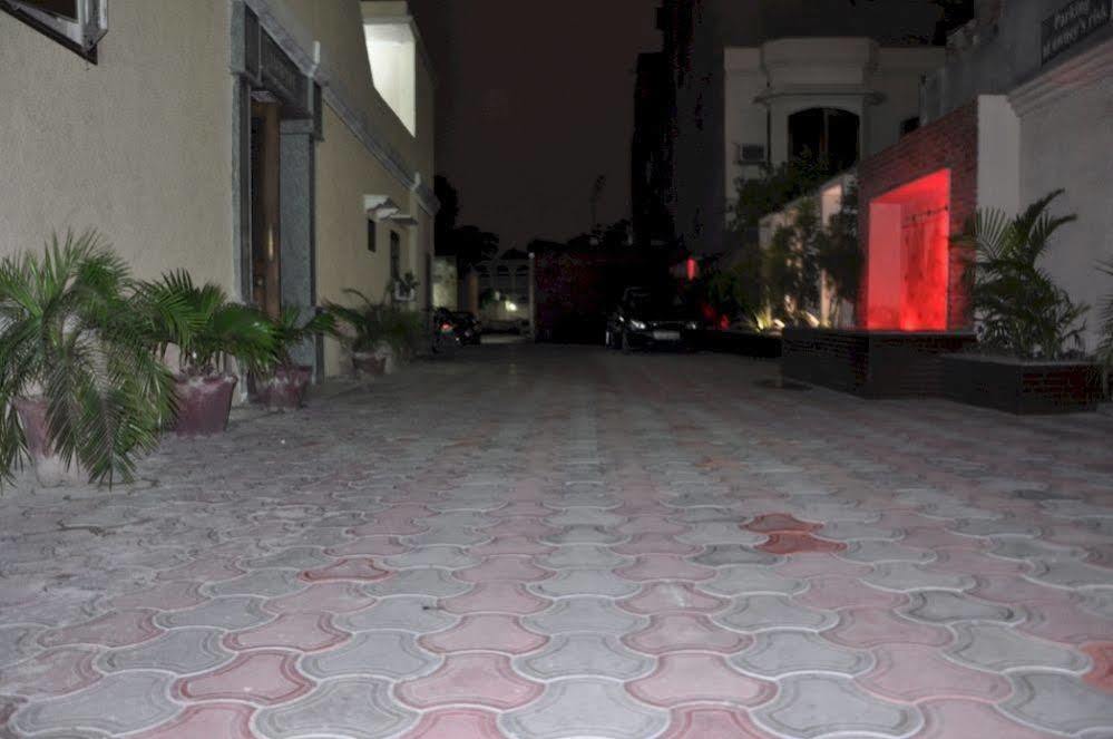Fabhotel Basera Αμριτσάρ Εξωτερικό φωτογραφία